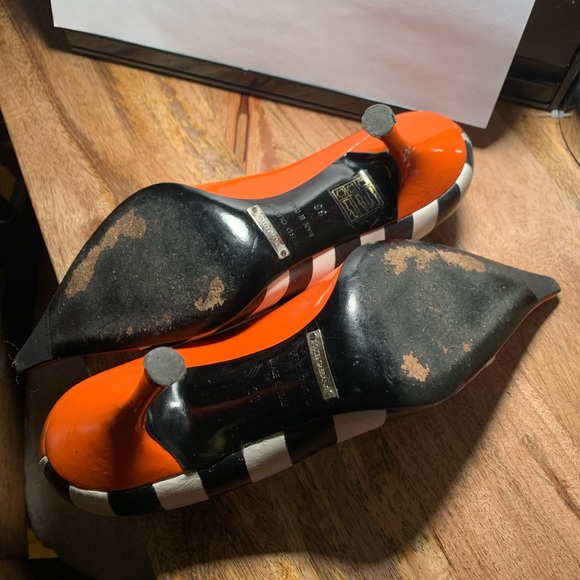 Dolce & Gabbana size 6 pointy toe heels. Worn, with some discoloration. - Picture 4 of 8